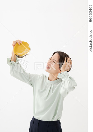 錢包擔心女人白色背景 96663402