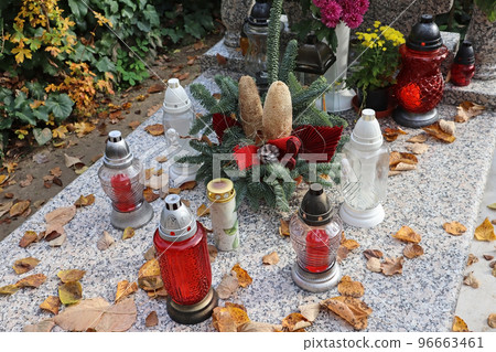 Lanterns on the tombstone in the public cemetery 96663461