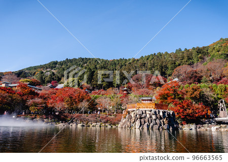 Katsuo-ji Temple Bentendo 和池塘上的秋葉 Katsuo-ji Temple Bentendo 和池塘上的秋葉 96663565