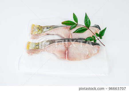 白色背景上的海豚魚片 96663707