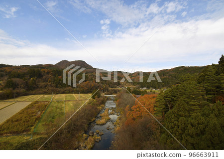 從國道113號線新大原橋看到的白石川和紅山(宮城縣白石市) 從國道113號線新大原橋看到的白石川和紅山(宮城縣白石市) 96663911