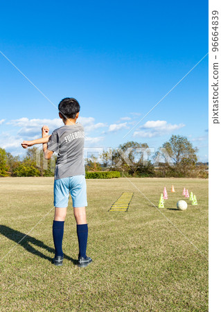 Boy practicing soccer 96664839