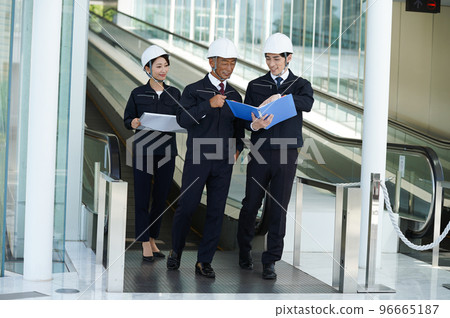 穿著工作服的員工 96665187