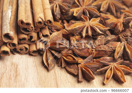 Cinnamon sticks and anise star 96666007