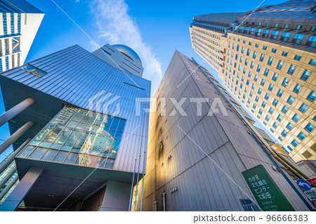 日本東京的城市景觀：小和田，澀谷區文化中心。玻璃窗映照出櫻丘口重建後的建築物 96666383