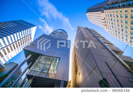 日本東京的城市景觀：小和田，澀谷區文化中心。玻璃窗映照出櫻丘口重建後的建築物 96666386