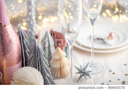 Christmas table settings 96669370