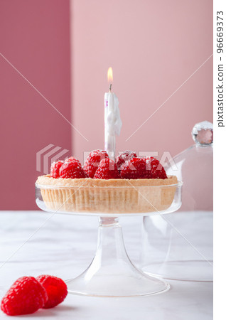 Tart with fresh raspberries 96669373