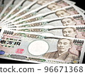 日元現金特寫照片，10,000 日元紙幣堆積 96671368