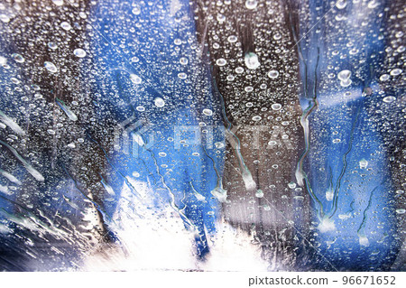 The rotating brush of the car wash approaches_01 96671652