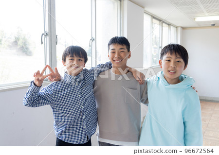 Good friend elementary school student 96672564