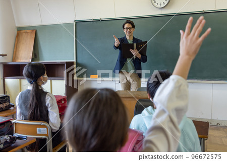 一位老師早上在班主任檢查出勤情況 96672575