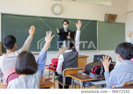 一位老師早上在班主任檢查出勤情況 一位老師早上在班主任檢查出勤情況 96672582