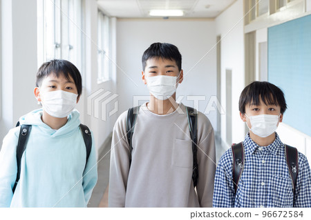 戴口罩的小學生 96672584