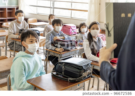 一位老師早上在班主任檢查出勤情況 96672586