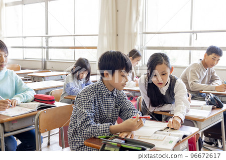 Elementary school students teaching friends what they don't understand 96672617