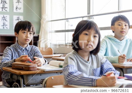 Elementary school students taking classes 96672631