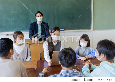 Primary school student image Class committee Talk theme Agenda Bullying problem Primary school student image Class committee Talk theme Agenda Bullying problem 96672658