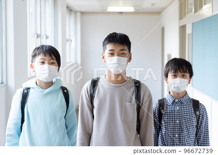 Elementary school students wearing masks and going to school 96672739