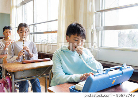 上音樂課的小學生 96672749