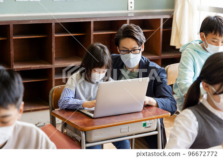 學習如何操作筆記本電腦和小工具的小學生 學習如何操作筆記本電腦和小工具的小學生 96672772