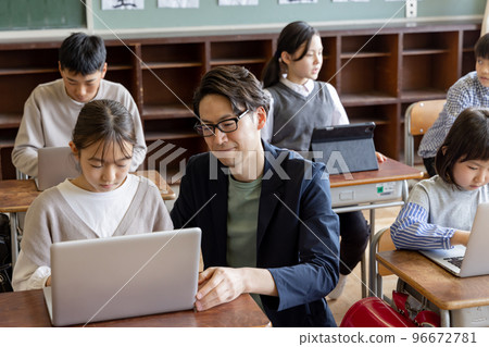 學習如何操作筆記本電腦和小工具的小學生 96672781