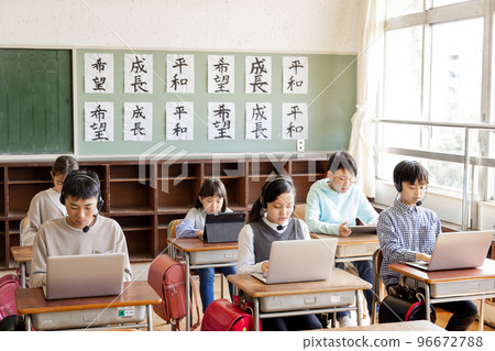 Elementary school students who are taught how to operate laptops and gadgets 96672788