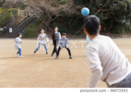 打躲避球的小學生 96672842