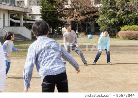 Elementary school students playing dodgeball 96672844