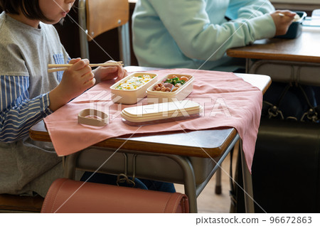 Lunch for elementary school students without school lunch Lunch for elementary school students without school lunch 96672863