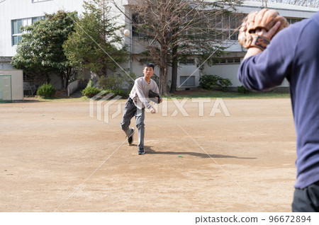 父母和孩子在玩棒球 父母和孩子在玩棒球 96672894