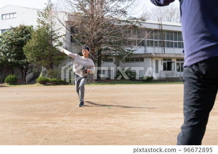 父母和孩子在玩棒球 父母和孩子在玩棒球 96672895