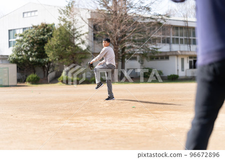 Parent and child playing baseball 96672896