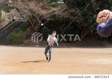 Parent and child playing baseball Parent and child playing baseball 96672914