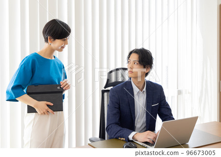 下屬與他們的老闆協商 96673005