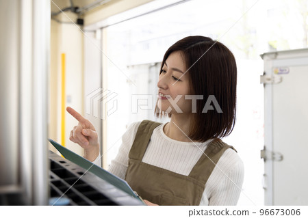 物流/運輸業在圍裙工作的兼職女性 96673006