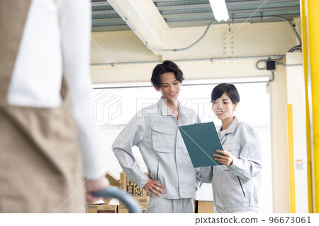 Logistics / transportation industry image Luggage list / route confirmation 96673061