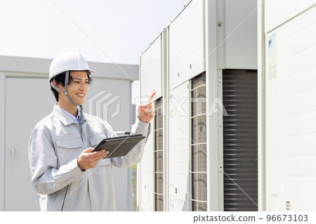 Male worker inspecting the outdoor unit 96673103