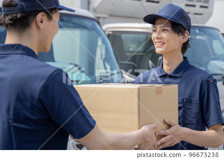 一位同事將包裹交給負責區域的派送員 96673238