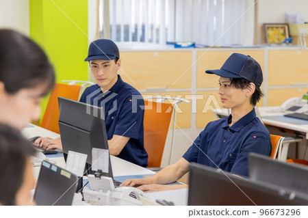 在物流/運輸行業辦公室工作的人 在物流/運輸行業辦公室工作的人 96673296