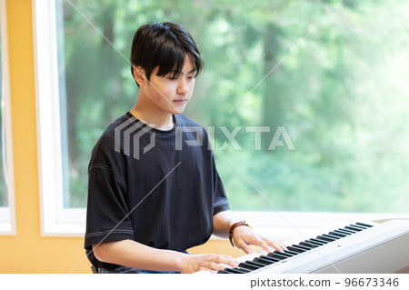 操作 electon 的年輕人 96673346