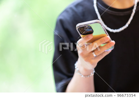 操作智能手機的 Z 世代男性 96673354