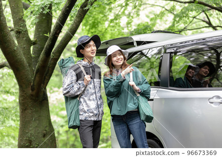 喜歡戶外的年輕人 96673369