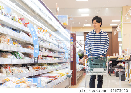 Men shopping at supermarkets 96673400