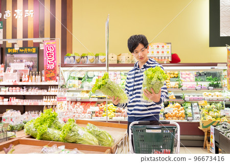 Men shopping at supermarkets 96673416
