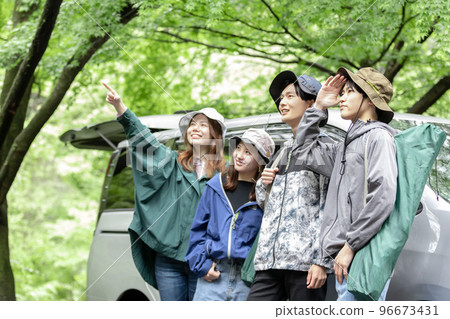 喜歡戶外的年輕人 96673431