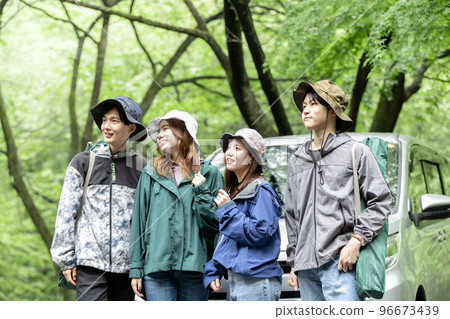 喜歡戶外的年輕人 喜歡戶外的年輕人 96673439