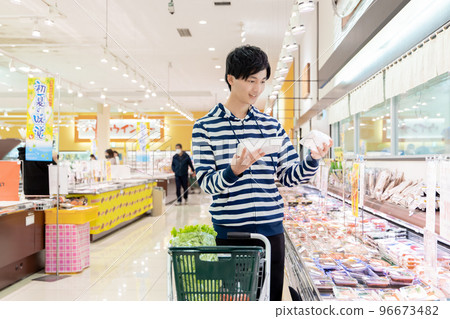 男子在超市購物 男子在超市購物 96673482