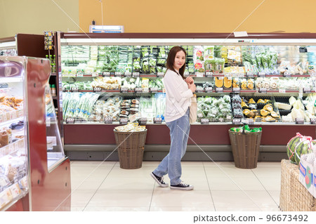 婦女在超市購物 96673492