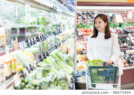 Women shopping at supermarkets 96673494